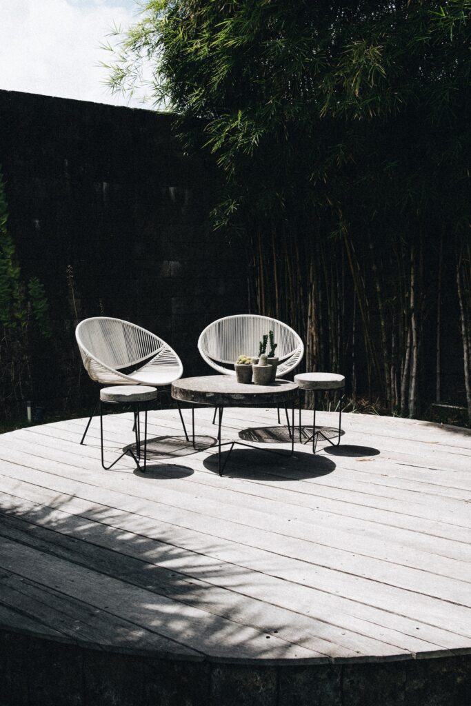 Small garden ideas -circular garden furniture for 2 people
