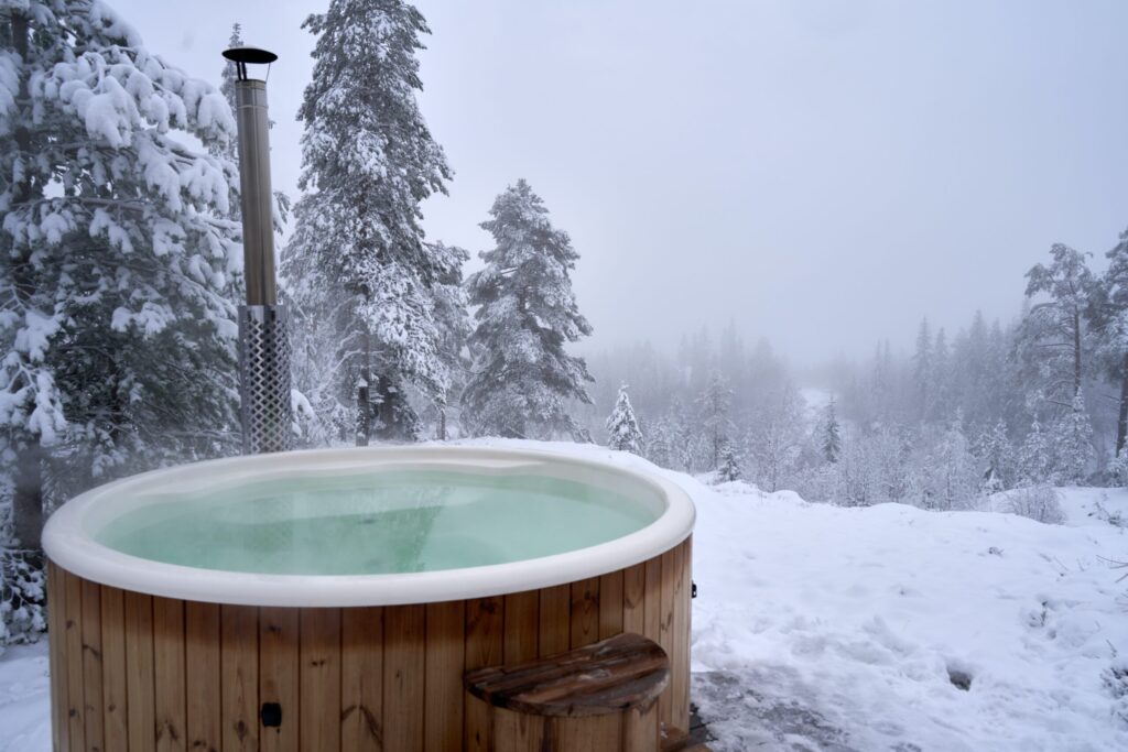 Round hot tub